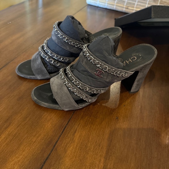 Chanel- Authentic . Comes with original packaging. Size:38 - Picture 4 of 9